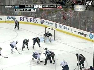 NHL: "Каролина" Поникаровского проиграла восьмой раз за последние 10 матчей