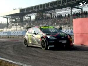 Валентіно Россі програв Себастьяну Льобу ралійну дуель Валентіно Россі програв Себастьяну Льобу ралійну дуель