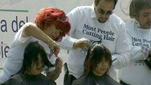 В Мехико более 1600 парикмахеров работали над стрижками одновременно