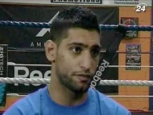 Амір Хан повернувся додому після поразки Пітерсону Амір Хан повернувся додому після поразки Пітерсону