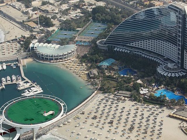 Рори МакИлрой сыграл в гольф на крыше отеля в Дубае Рори МакИлрой сыграл в гольф на крыше отеля в Дубае