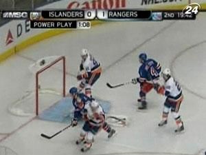 "Рейнджерс" второй раз в сезоне выиграли дерби у "Айлендерс" "Рейнджерс" второй раз в сезоне выиграли дерби у "Айлендерс"