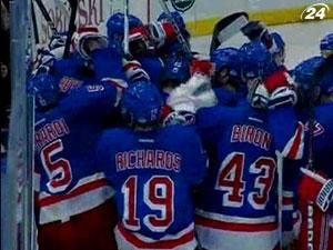 "Рейнджерс" залишились лідерами Сходу "Рейнджерс" залишились лідерами Сходу