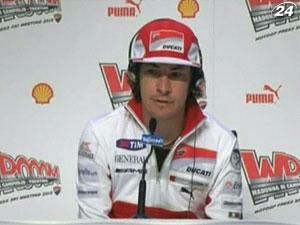Motorsport: Нікі Хейден попри травму зустрівся із фанатами і журналістами