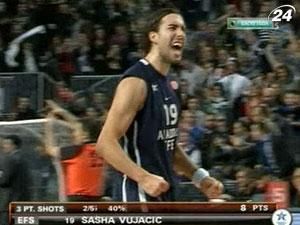 Баскетболісти "Олімпіакоса" удруге поспіль переграли "Ефес Пілсен" Баскетболісти "Олімпіакоса" удруге поспіль переграли "Ефес Пілсен"