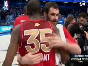 "Захід" здобув 25 перемогу над "Сходом" в Матчі всіх зірок NBA "Захід" здобув 25 перемогу над "Сходом" в Матчі всіх зірок NBA