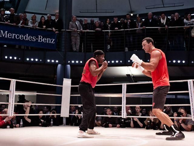 Кличко и Мормек провели открытые тренировки Кличко и Мормек провели открытые тренировки