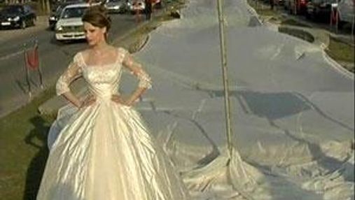 В Румынии представили платье со шлейфом длиной 3 километра