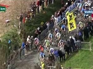 Велосипедист Том Бонен третий раз в карьере выиграл "Тур Фландрии"