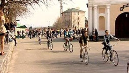 У Києві відбувся велокруїз у лондонському ретростилі
