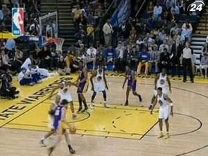 "Лейкерс" без Брайанта уверенно одолели "Голден Стейт" "Лейкерс" без Брайанта уверенно одолели "Голден Стейт"