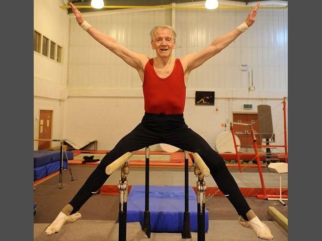 82-летний британец выполняет сложные гимнастические упражнения (Фото)
