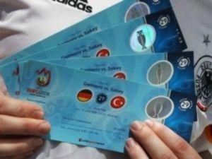 УЕФА продаст на благотворительном аукционе по 50 билетов на каждый матч Евро-2012