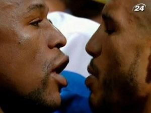 Бокс: на зважуванні виявилось, що Мейвезер легший за Котто майже на 1,5 кг Бокс: на зважуванні виявилось, що Мейвезер легший за Котто майже на 1,5 кг