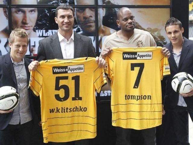 Перед боєм Кличко-молодший і Томпсон зіграли у футбол Перед боєм Кличко-молодший і Томпсон зіграли у футбол