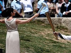 У Греції запалили лондонський олімпійський вогонь У Греції запалили лондонський олімпійський вогонь