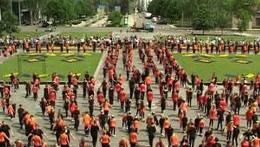 У Донецьку одночасно у танці закружляли близько 1,5 тисячі людей
