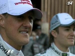 Шумахер та Росберг завітають на футбольне тренування Шумахер та Росберг завітають на футбольне тренування