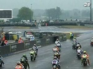 Перегони: Валентіно Россі фінішував другим у дощовій гонці Moto GP