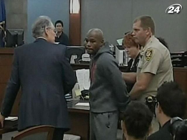 Бокс: Флойд Мейвезер начал "мотать срок" Бокс: Флойд Мейвезер начал "мотать срок"