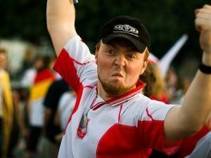 Польские фаны избили болельщиков из Англии и России Польские фаны избили болельщиков из Англии и России