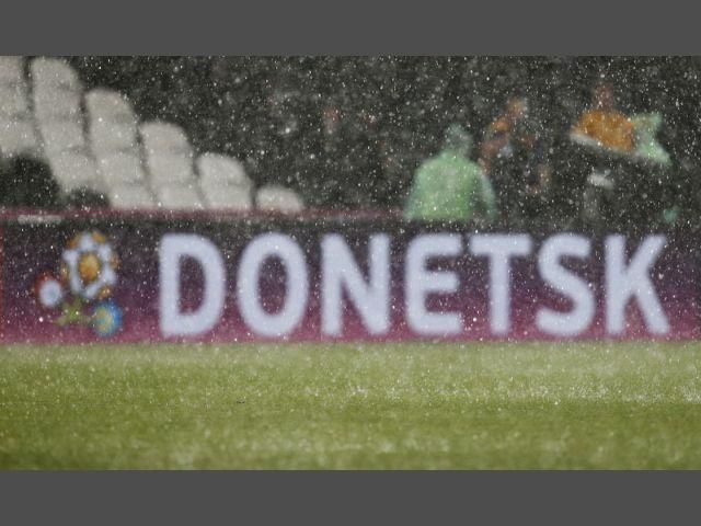 Донецкие тучи разогнали футболистов и болельщиков Донецкие тучи разогнали футболистов и болельщиков