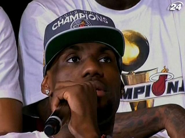 Игроки "Майами" отпраздновали с фанами победу в чемпионате Игроки "Майами" отпраздновали с фанами победу в чемпионате