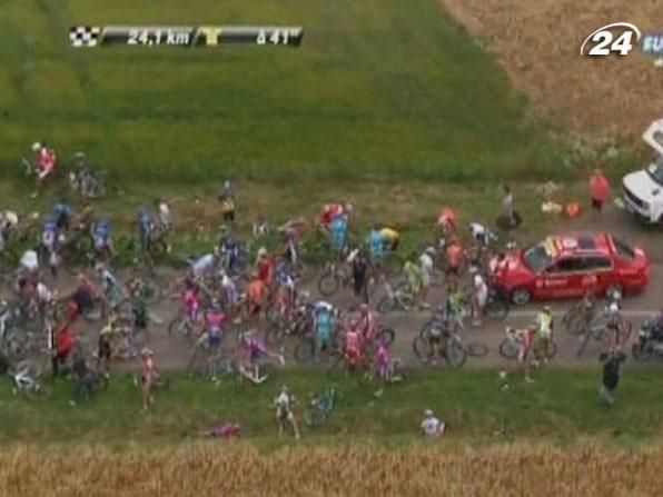 Tour de France: кілька десятків гонщиків потрапили в серйозну аварію