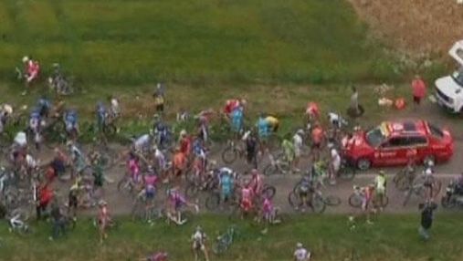 Tour de France: несколько десятков гонщиков попали в серьезную аварию