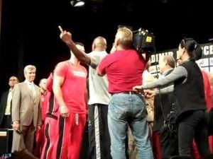 Томпсон показав середній палець Томпсон показав середній палець