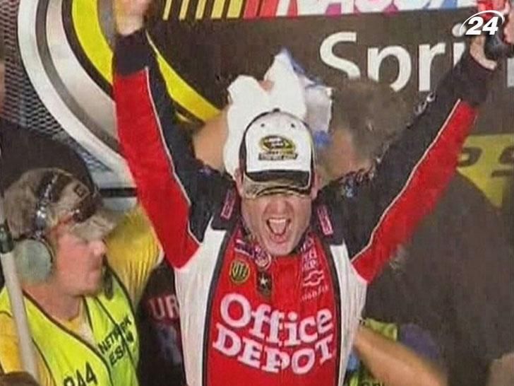 Гонки: Тони Стюарт получил премию "ESPY Award" Гонки: Тони Стюарт получил премию "ESPY Award"