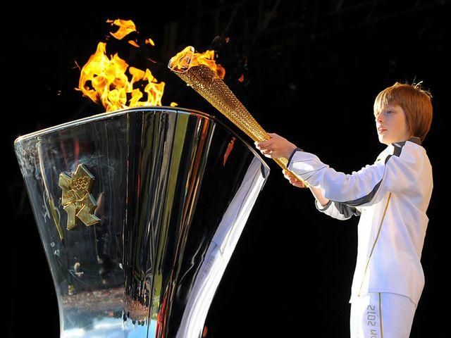 Олимпийский огонь прибыл в Лондон (Фото)