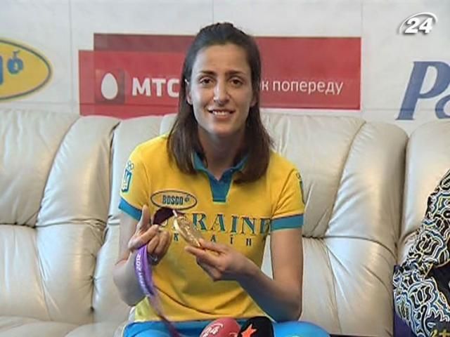 "Золота" фехтувальниця Яна Шемякіна повернулась із Лондону "Золота" фехтувальниця Яна Шемякіна повернулась із Лондону