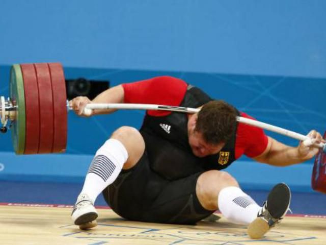 Трагедия на Олимпиаде: На спортсмена упала штанга (Фото)