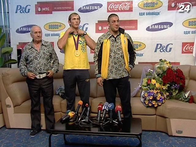 Українські призери Олімпіади-2012 привезли медалі додому