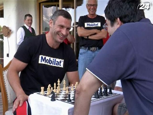 Виталий Кличко сыграл в шахматы против Владимира Крамника Виталий Кличко сыграл в шахматы против Владимира Крамника