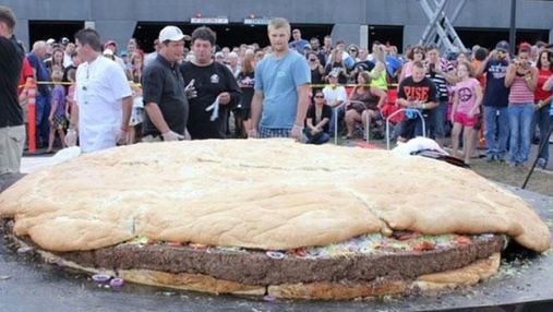 Американцы приготовили самый большой в мире бургер (Фото)