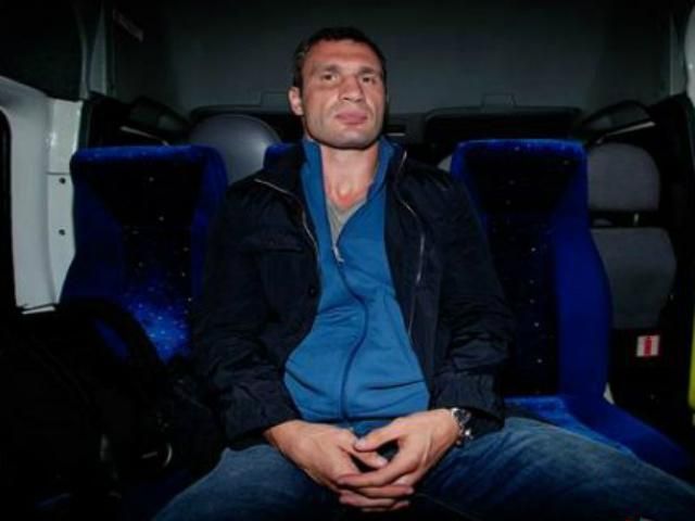 Кличко прибув у Москву, щоб зустрітися з Чарром (Фото, відео) Кличко прибув у Москву, щоб зустрітися з Чарром (Фото, відео)