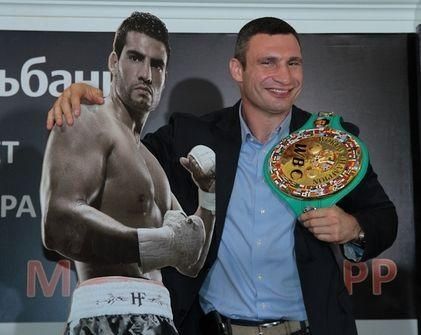 Під час зважування боксерів перевага була за Кличком (Відео) Під час зважування боксерів перевага була за Кличком (Відео)