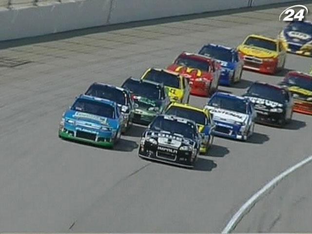 Бред Каселовски вышел в лидеры чемпионата гонок NASCAR Бред Каселовски вышел в лидеры чемпионата гонок NASCAR