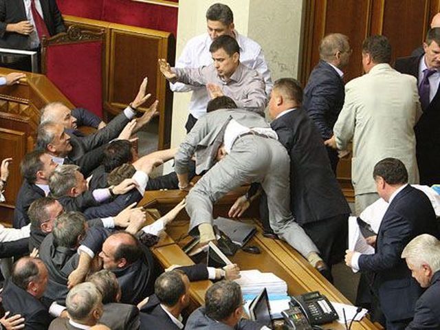 Українські парламентарі їдуть до Москви зіграти у міні-футбол, теніс та шахи Українські парламентарі їдуть до Москви зіграти у міні-футбол, теніс та шахи