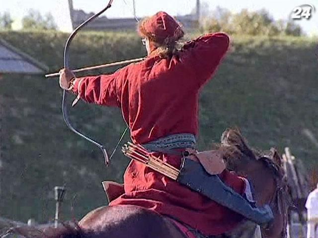 Под Киевом стартовал Международный чемпионат конных лучников Под Киевом стартовал Международный чемпионат конных лучников