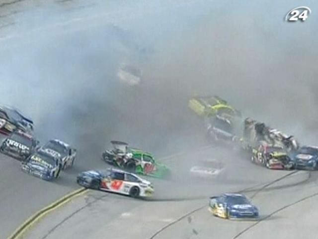 Перегони: 25 пілотів потрапили у масову аварію Перегони: 25 пілотів потрапили у масову аварію