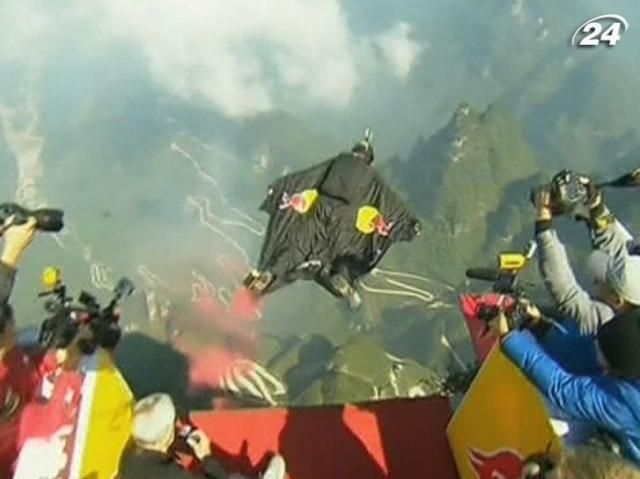 В Китае проходит первый Чемпионат мира по полетам "крылатых" людей В Китае проходит первый Чемпионат мира по полетам "крылатых" людей