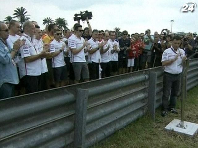 Команди чемпіонату світу з мотоперегонів віддали шану Марко Сімончеллі Команди чемпіонату світу з мотоперегонів віддали шану Марко Сімончеллі