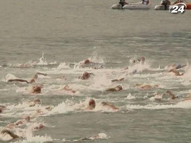 У Гонконзі відбувся щорічний заплив через місцеву гавань У Гонконзі відбувся щорічний заплив через місцеву гавань