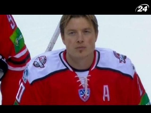 Хоккеист Руслан Федотенко получил травму колена в матче против "Трактора" Хоккеист Руслан Федотенко получил травму колена в матче против "Трактора"