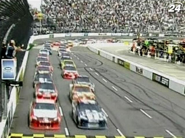 Джимми Джонсон стал новым лидером общего зачета чемпионской гонки Джимми Джонсон стал новым лидером общего зачета чемпионской гонки