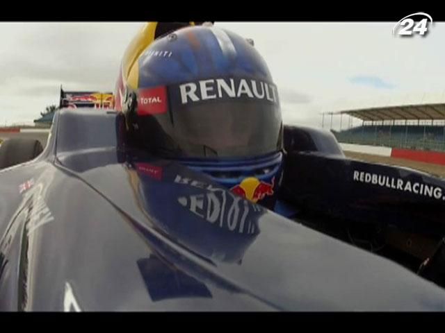 Едріан Ньюї випробував болід Red Bull RB8