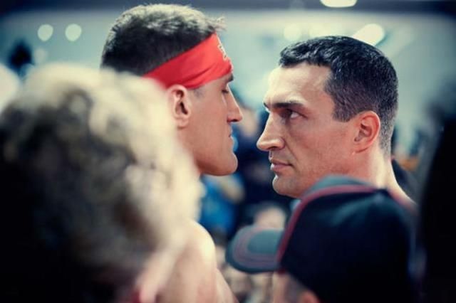 У Гамбурзі перед боєм зважили Кличка і Ваха (Фото, Відео) У Гамбурзі перед боєм зважили Кличка і Ваха (Фото, Відео)